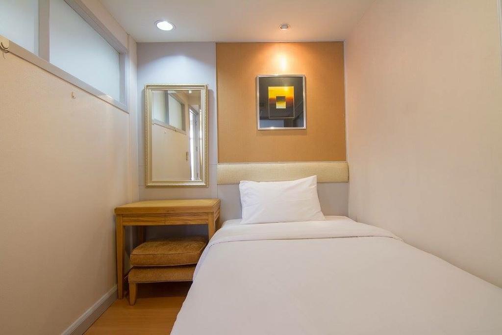 Antique Palace Apartment Bangkok Bagian luar foto
